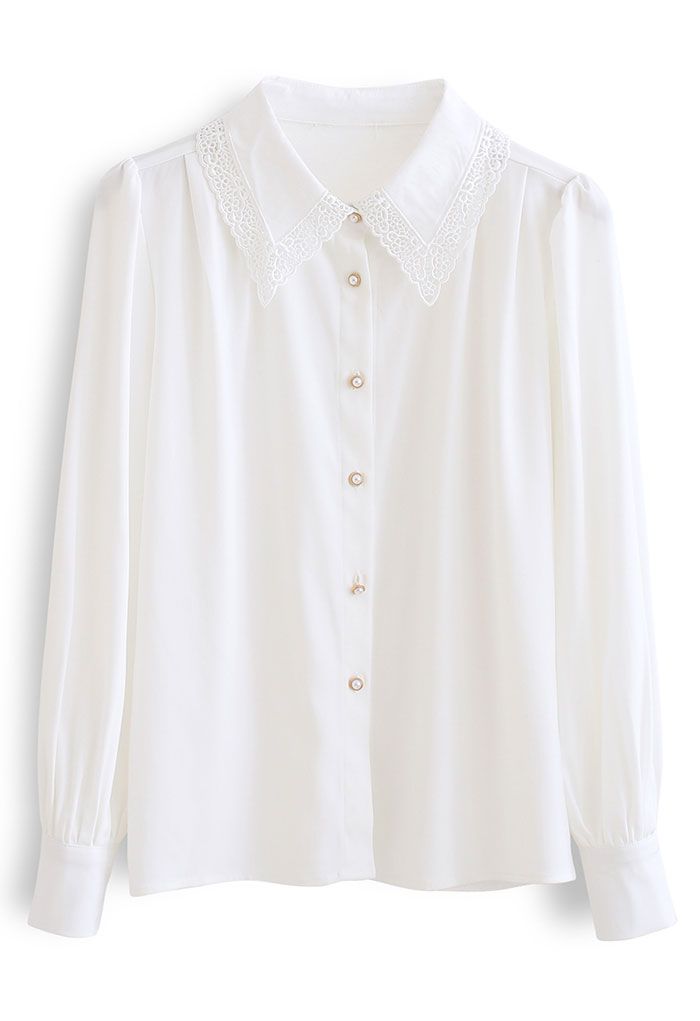 Chemise élégante boutonnée à col lacé en blanc
