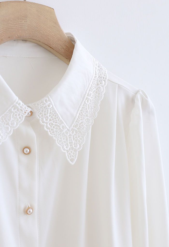 Chemise élégante boutonnée à col lacé en blanc