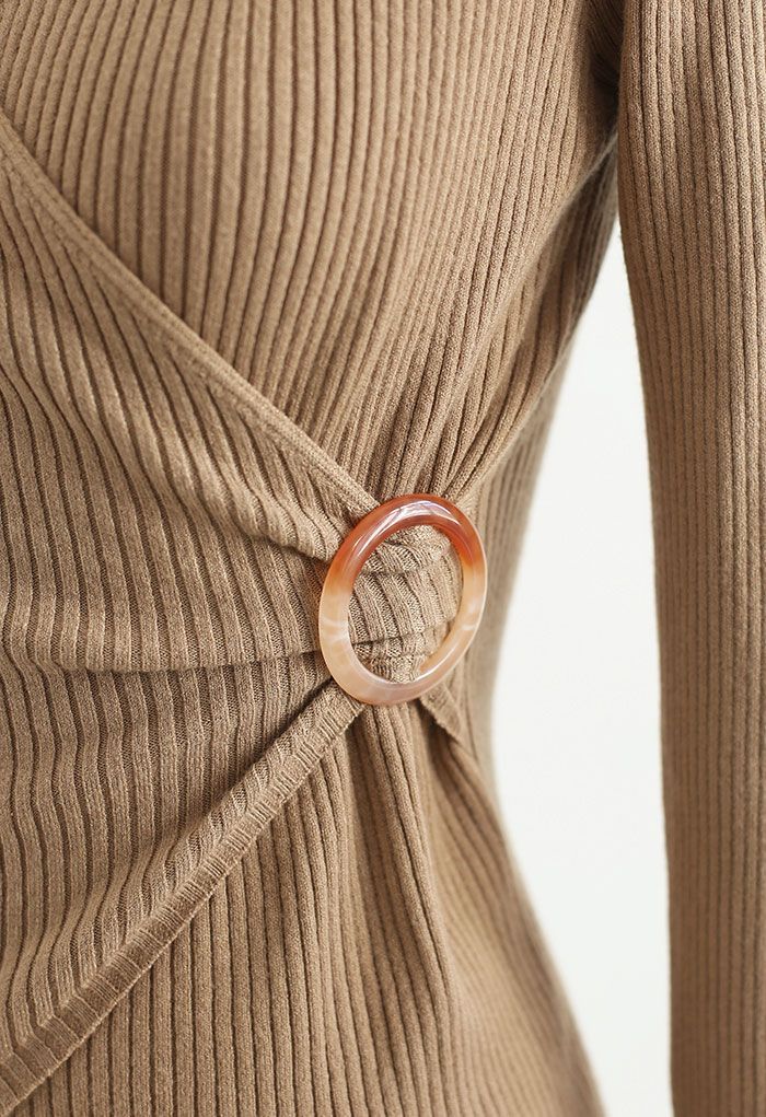 Haut cache-cœur en tricot côtelé à anneaux toriques en caramel