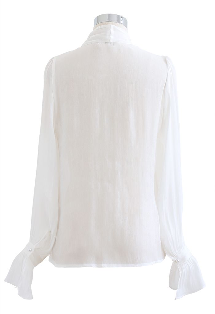 Chemise boutonnée brillante à col noué en blanc