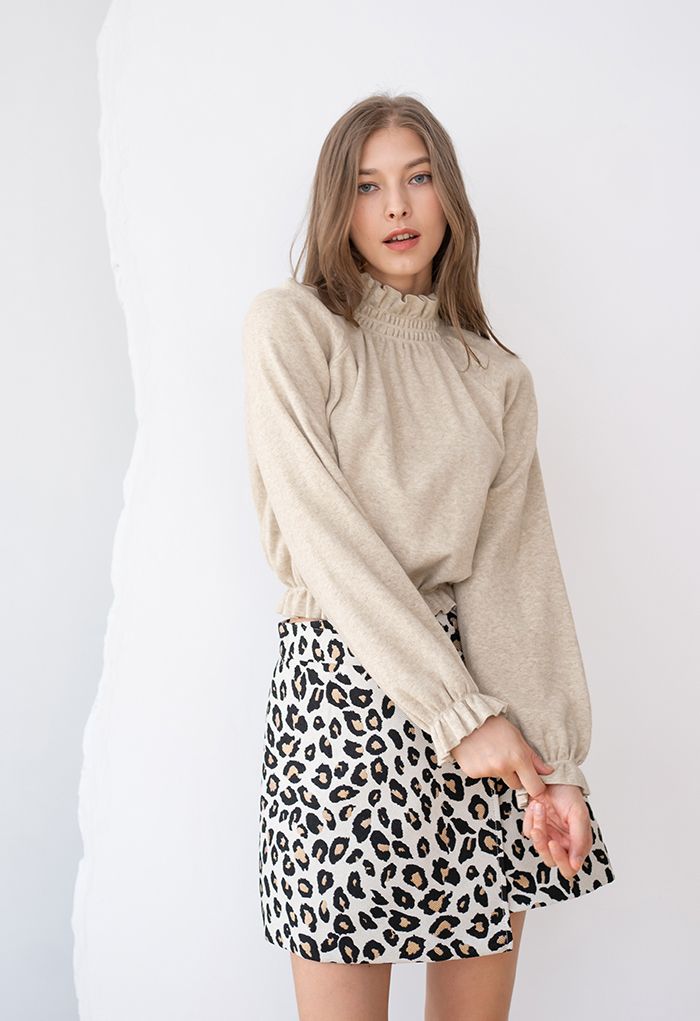 Superbe mini-jupe à rabat en jacquard léopard