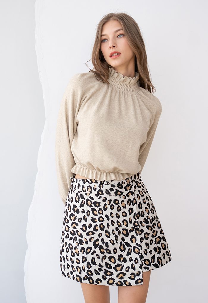 Superbe mini-jupe à rabat en jacquard léopard