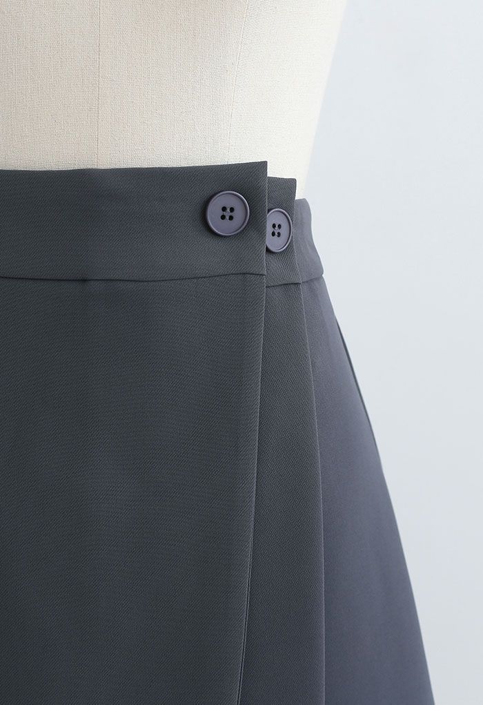Mini-jupe boutonnée à double rabat en gris