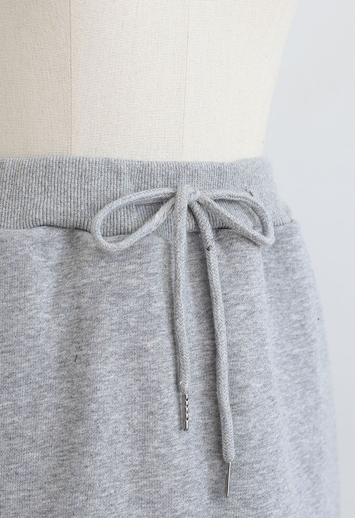 Mini jupe-short en coton avec poche à cordon de serrage en gris