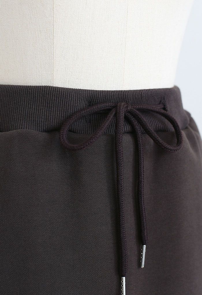 Mini jupe-short en coton avec poche à cordon en marron