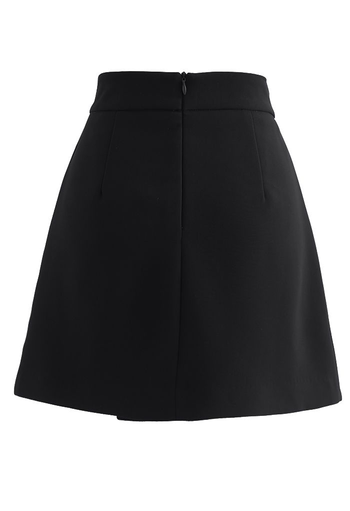 Mini-jupe boutonnée à double rabat en noir