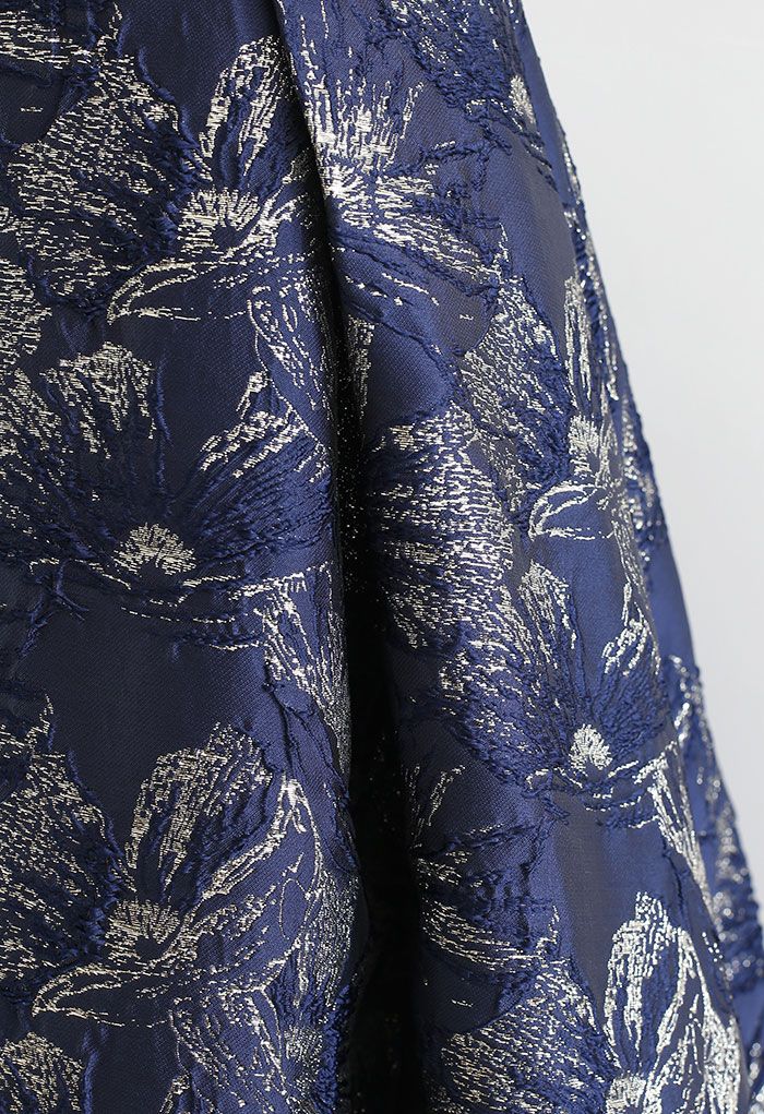 Robe cascade en jacquard scintillant Magnolia Blossom en bleu marine