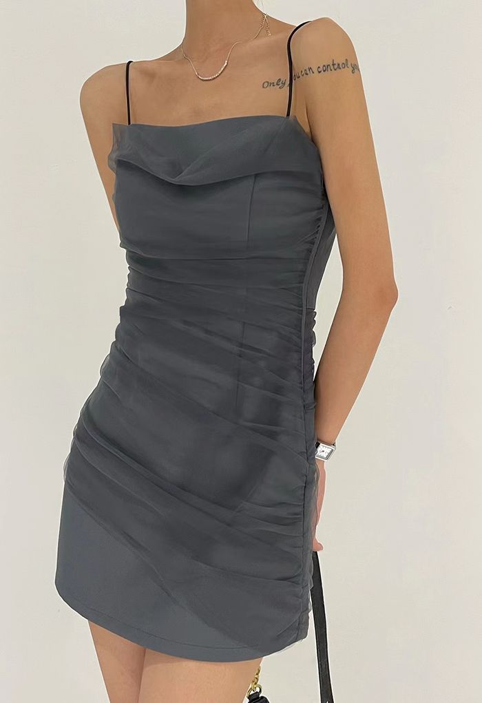 Mini robe caraco en maille froncée sur le devant en gris
