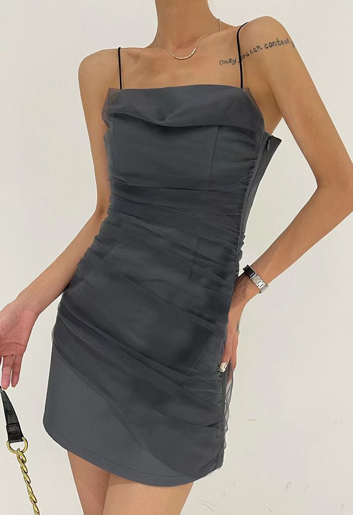 Mini robe caraco en maille froncée sur le devant en gris