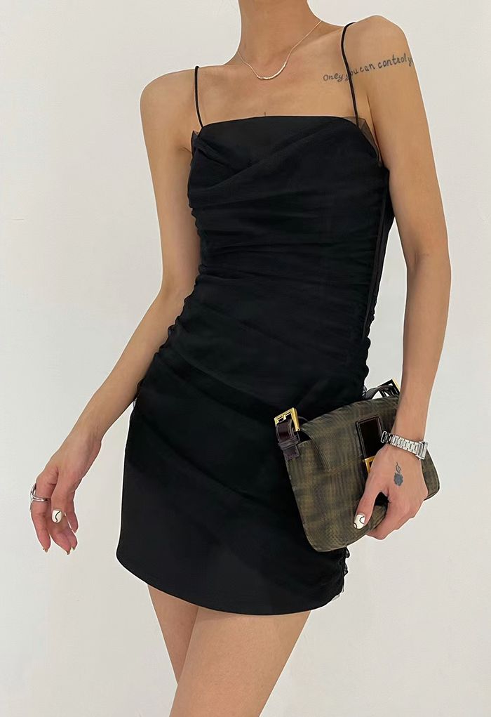 Mini-robe caraco en maille froncée sur le devant en noir