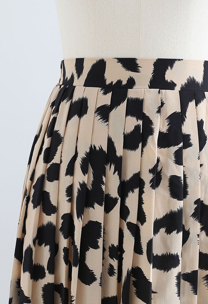 Jupe mi-longue plissée en mousseline à imprimé léopard en beige clair