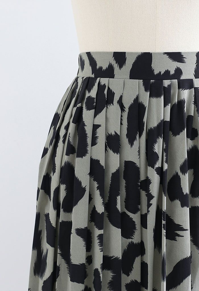 Jupe mi-longue plissée en mousseline à imprimé léopard en sauge