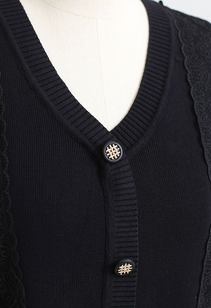 Haut en tricot à manches transparentes avec dentelle et boutons en noir