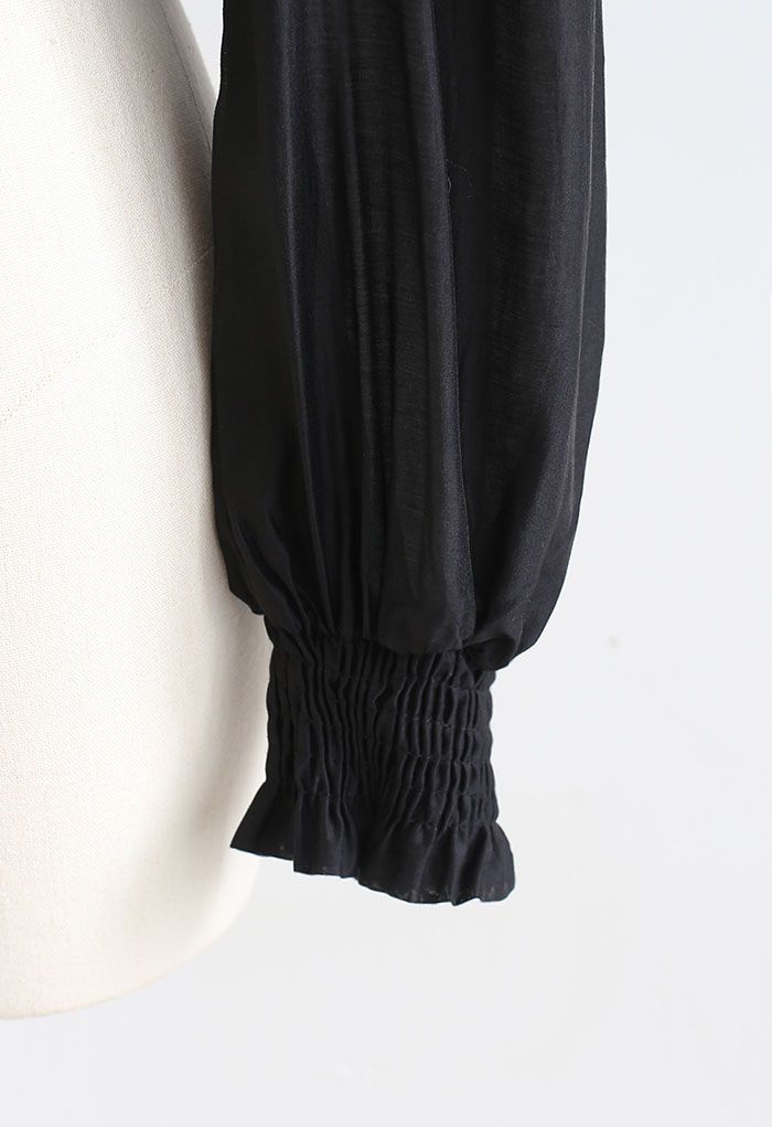 Haut court en tricot épissé à manches transparentes en noir