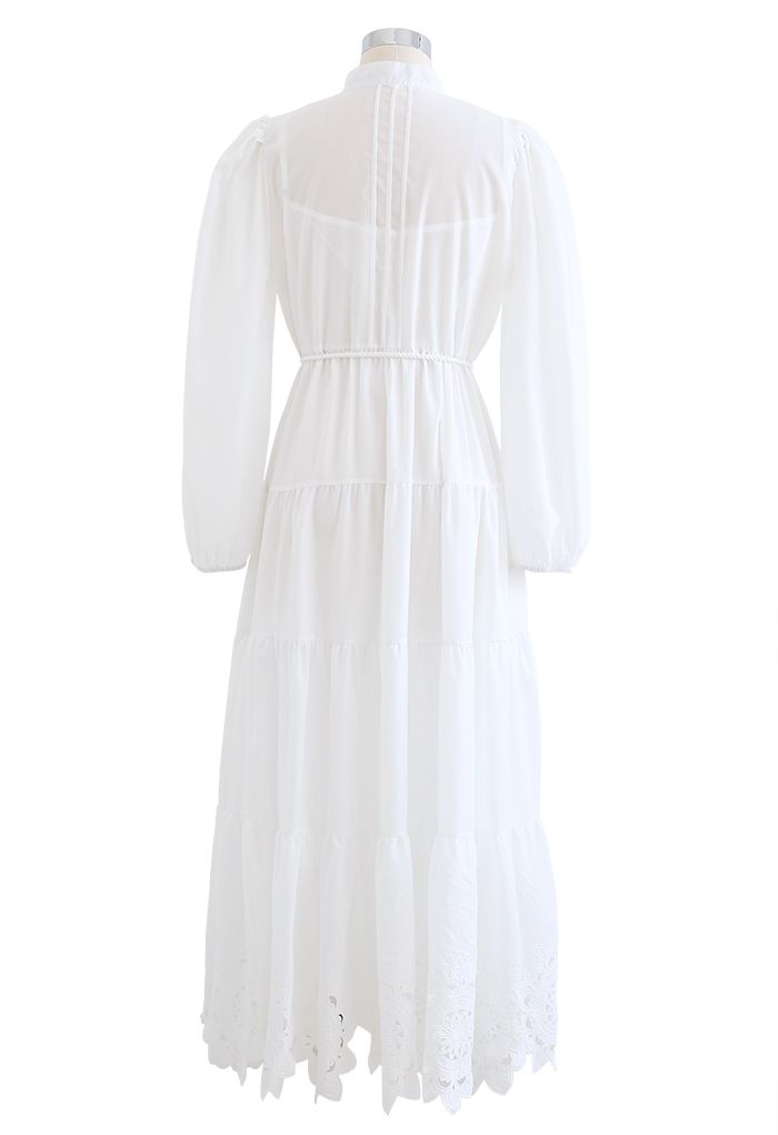 Robe longue en coton à fleurs découpées en blanc