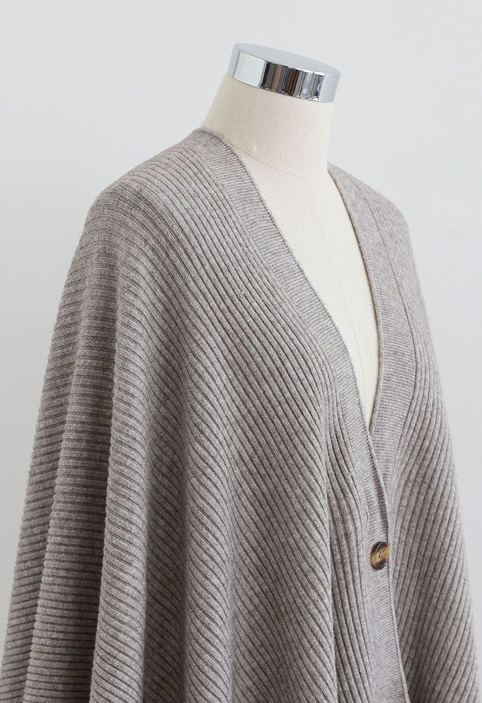 Cape poncho boutonnée en tricot côtelé taupe