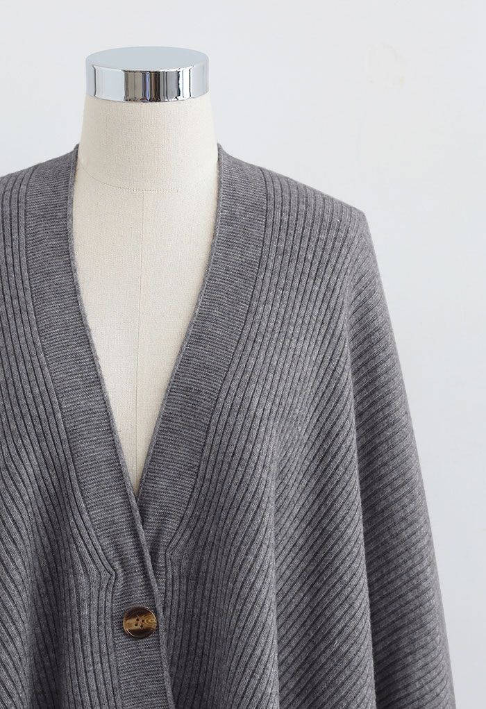 Cape poncho boutonnée en tricot côtelé en gris