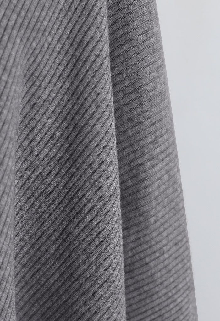 Cape poncho boutonnée en tricot côtelé en gris