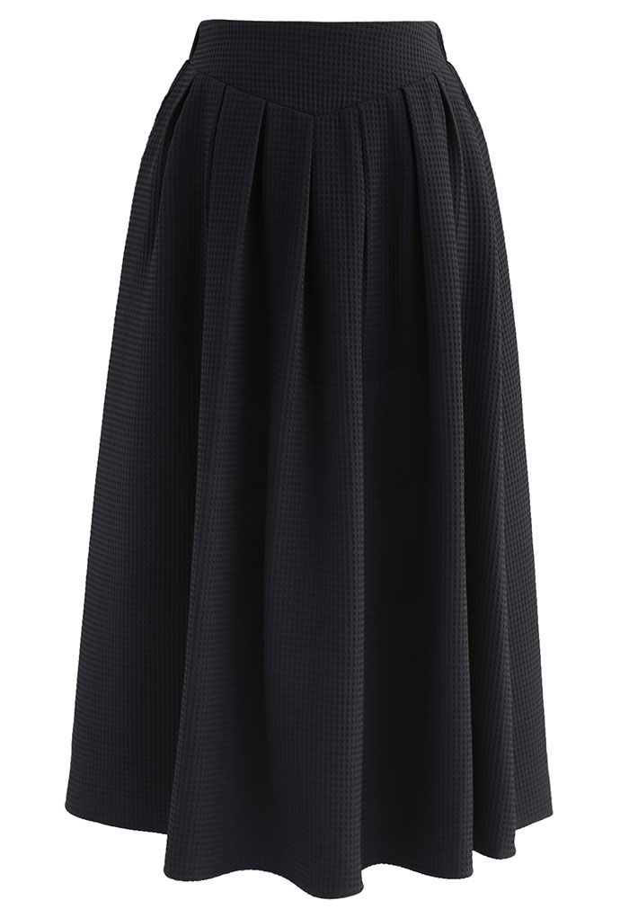 Jupe mi-longue plissée à motif gaufré en noir