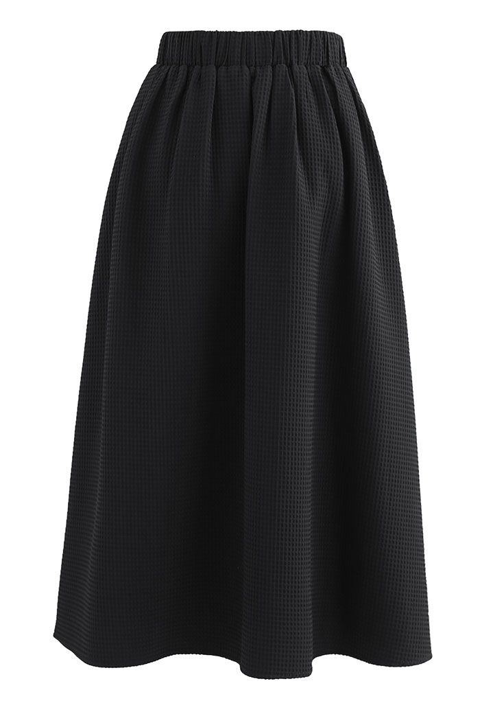 Jupe mi-longue plissée à motif gaufré en noir
