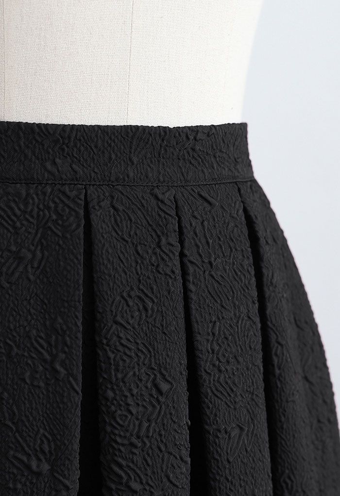 Jupe mi-longue plissée en satin gaufré Carnation en noir
