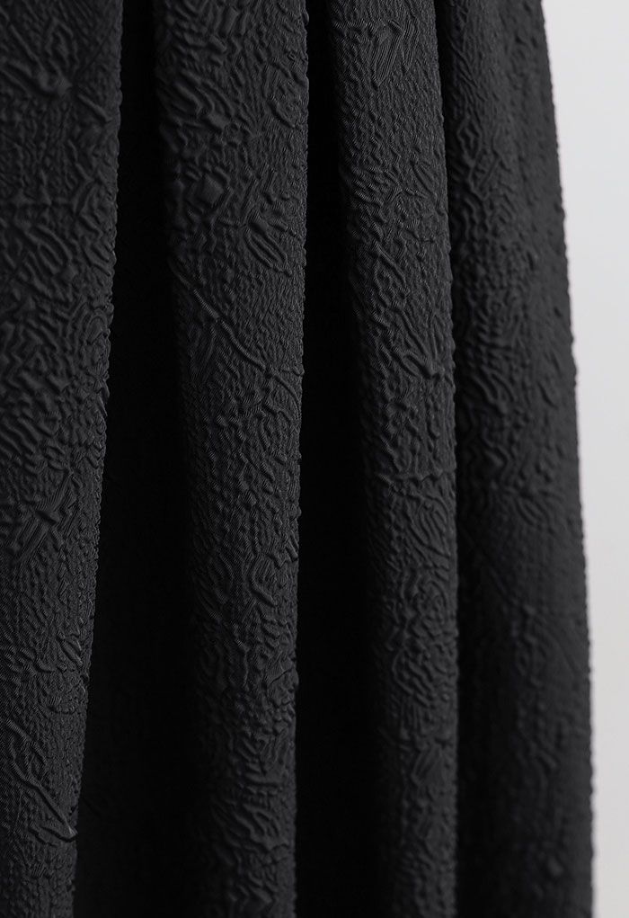 Jupe mi-longue plissée en satin gaufré Carnation en noir