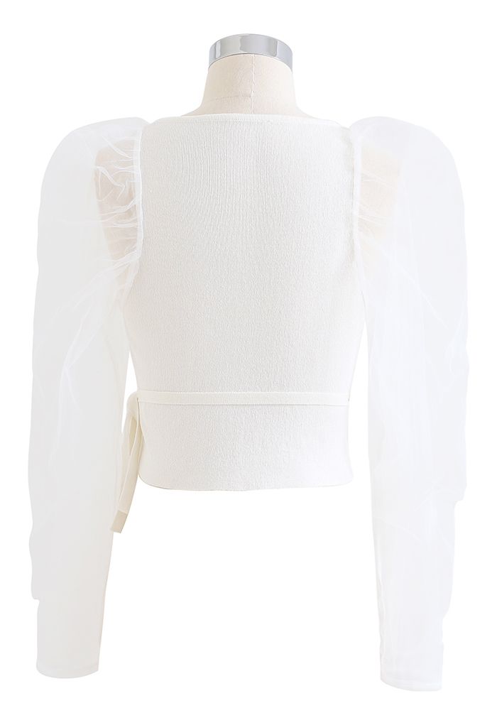 Haut court en tricot cache-cœur à manches en maille froncée en blanc