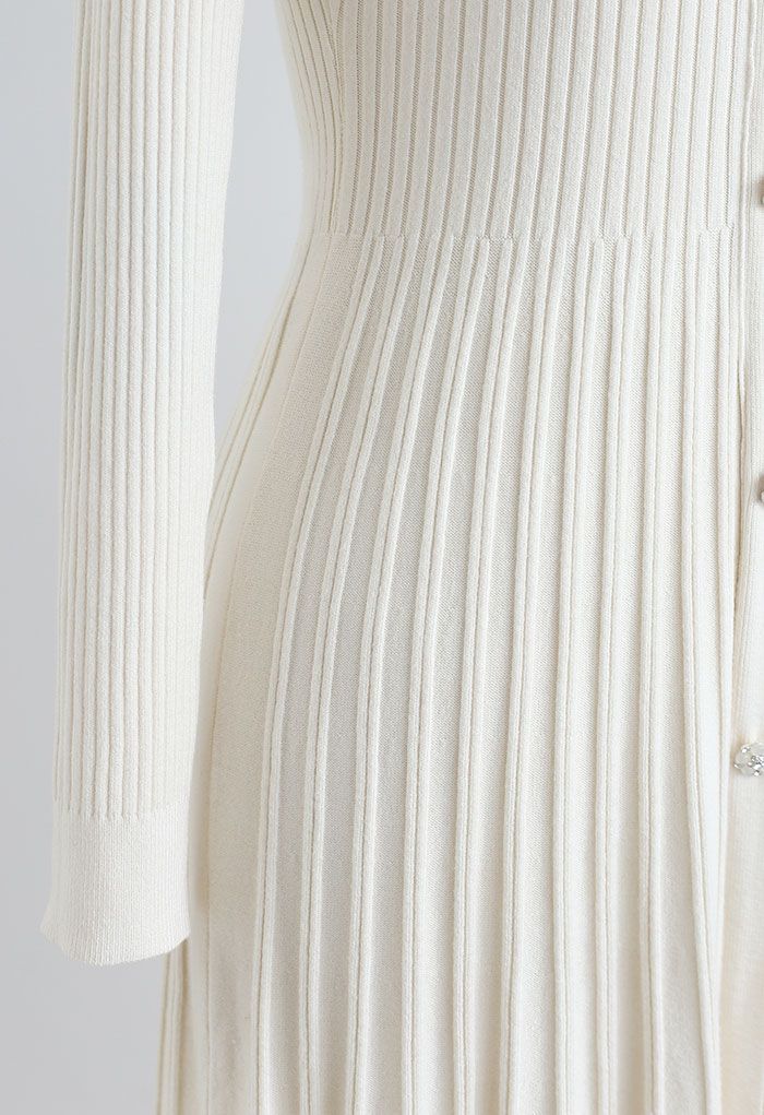 Robe mi-longue trapèze boutonnée en tricot côtelé en crème