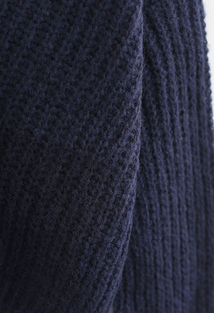 Pull en tricot évidé à col en V en bleu marine