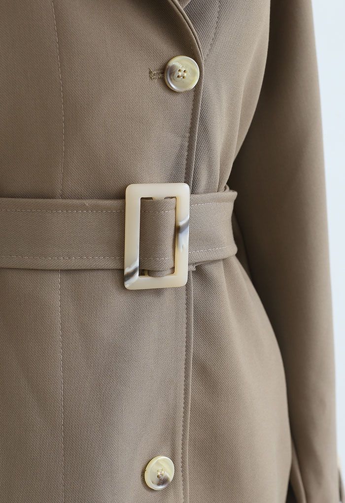 Manteau ceinturé boutonné en marron