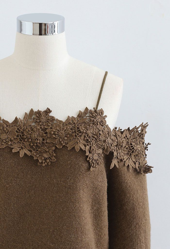 Haut en tricot doux à épaules dénudées avec bordure en Fleur au crochet 3D en marron