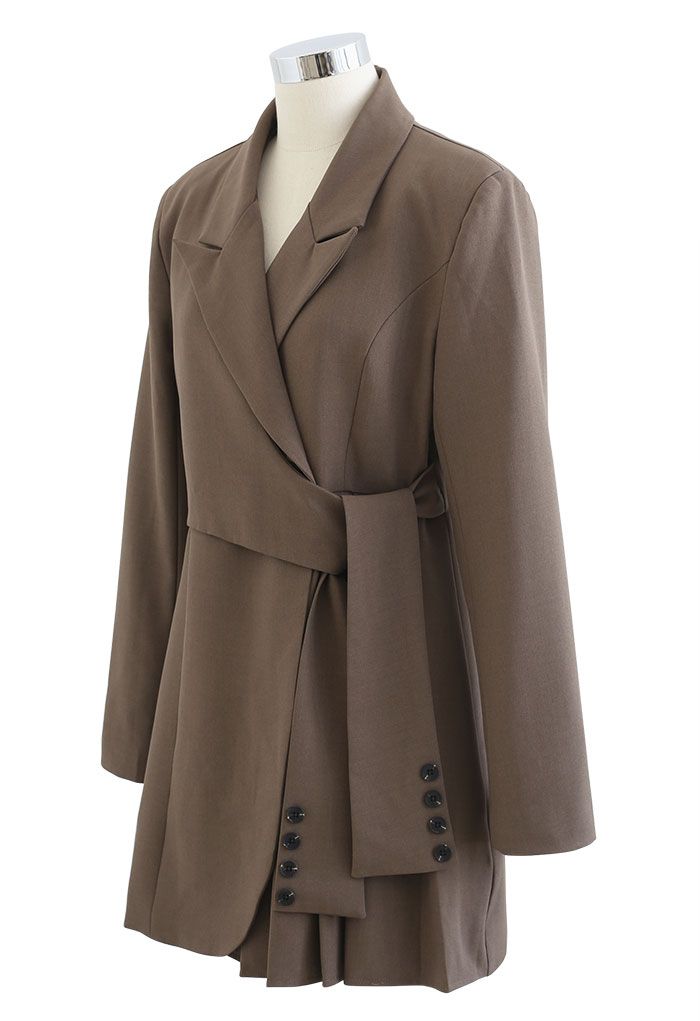 Robe blazer plissée à taille nouée et épaules dénudées en marron