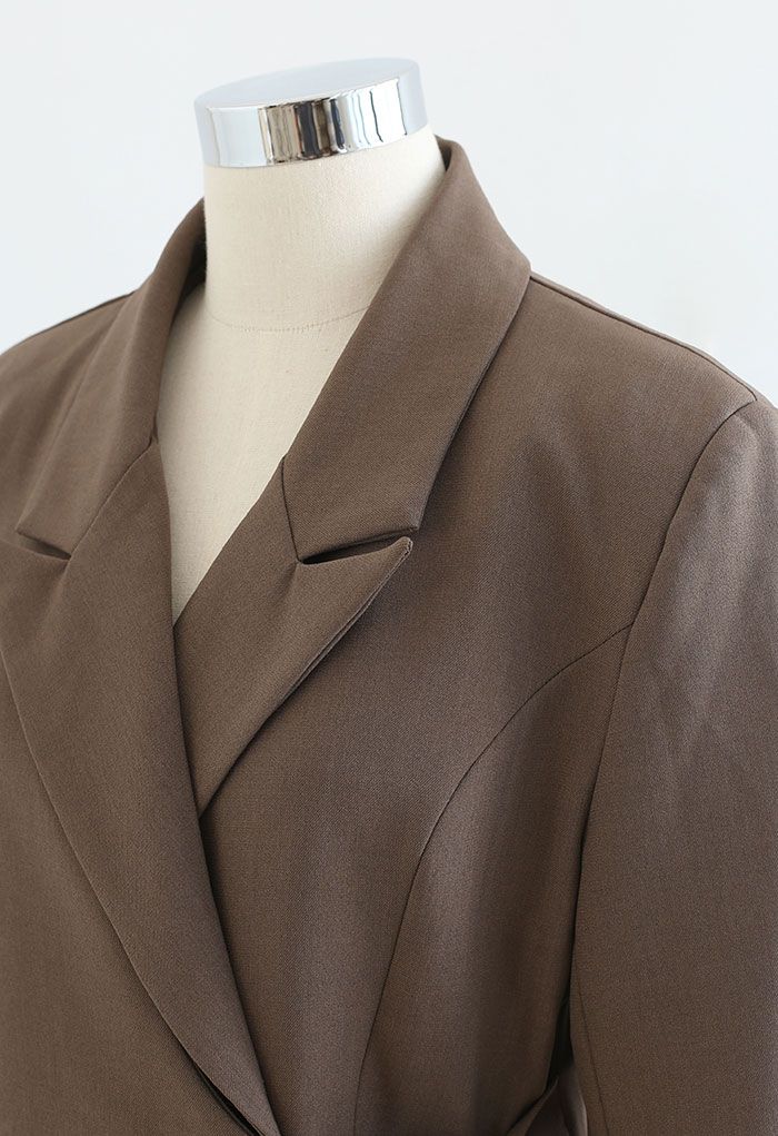 Robe blazer plissée à taille nouée et épaules dénudées en marron