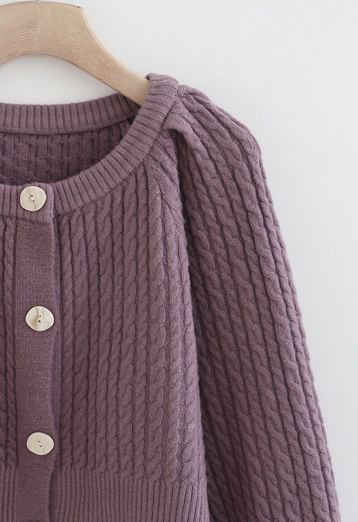 Cardigan court boutonné en tricot tressé en violet