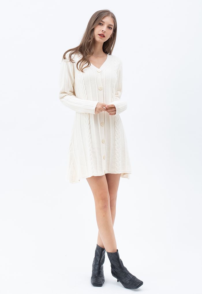 Mini robe en tricot boutonnée à col en V en crème