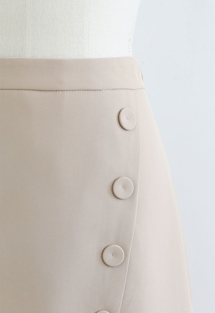 Mini-jupe boutonnée à rabat avec fausse poche en crème