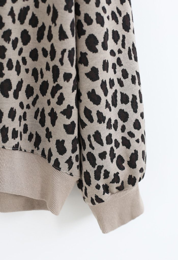 Sweat-shirt à col rond et imprimé léopard en fauve