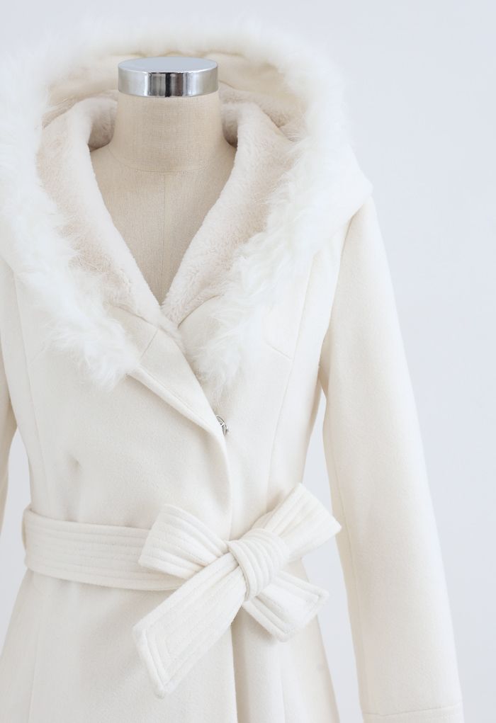 Manteau évasé en laine mélangée à capuche en fausse fourrure en blanc