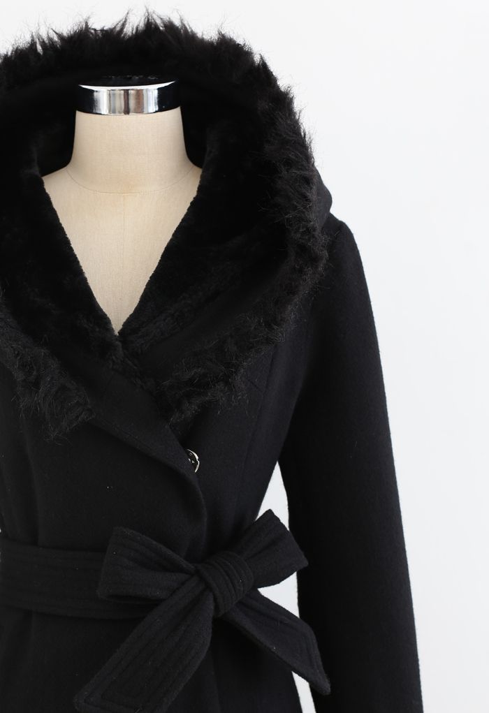 Manteau évasé en laine mélangée à capuche en fausse fourrure en noir
