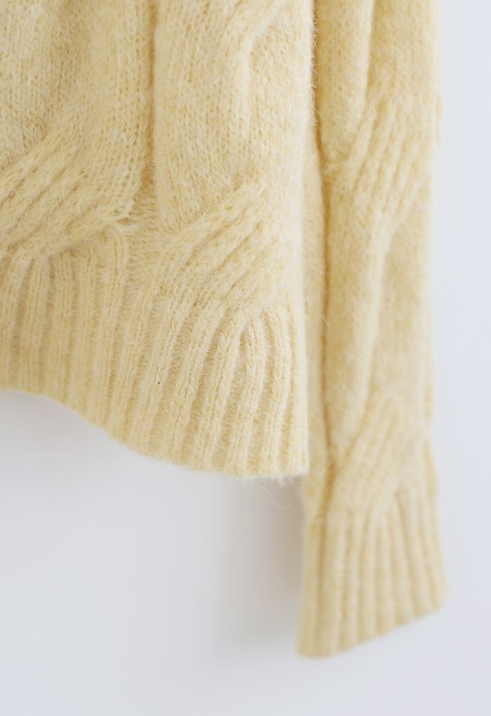 Pull en tricot torsadé à col ras du cou flou en jaune