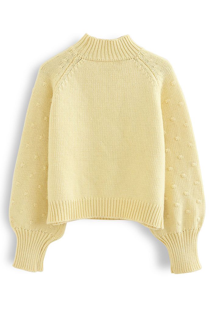 Pull tricoté à la main à col montant et pompons en jaune