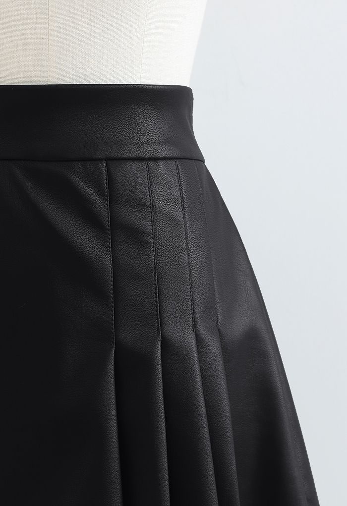 Mini-jupe plissée en similicuir noire