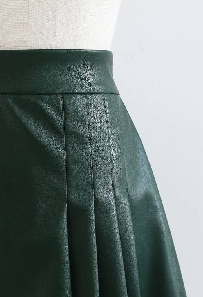 Mini-jupe plissée en similicuir vert foncé