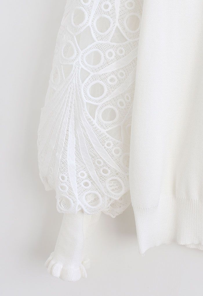 Haut en tricot à manches bouffantes en crochet festonné en blanc