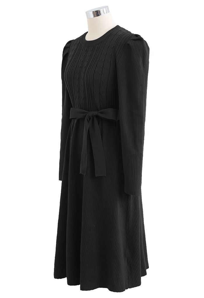 Robe mi-longue en tricot tressé à manches gigot en noir