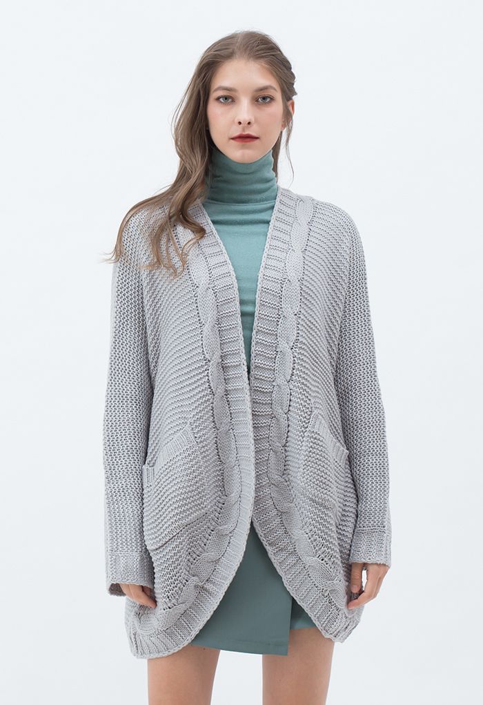 Cardigan en tricot tressé avec poche avant ouverte en gris