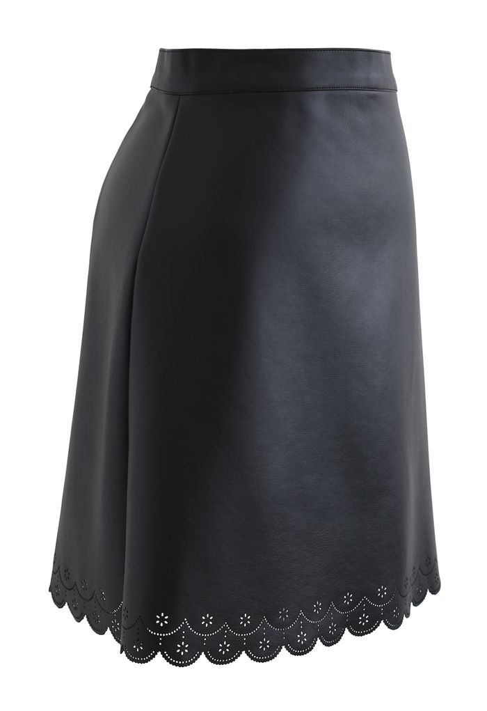Mini-jupe en faux cuir découpé en noir