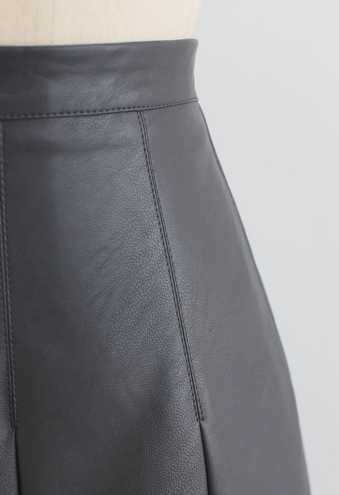 Jupe plissée en similicuir avec coutures en noir fumé