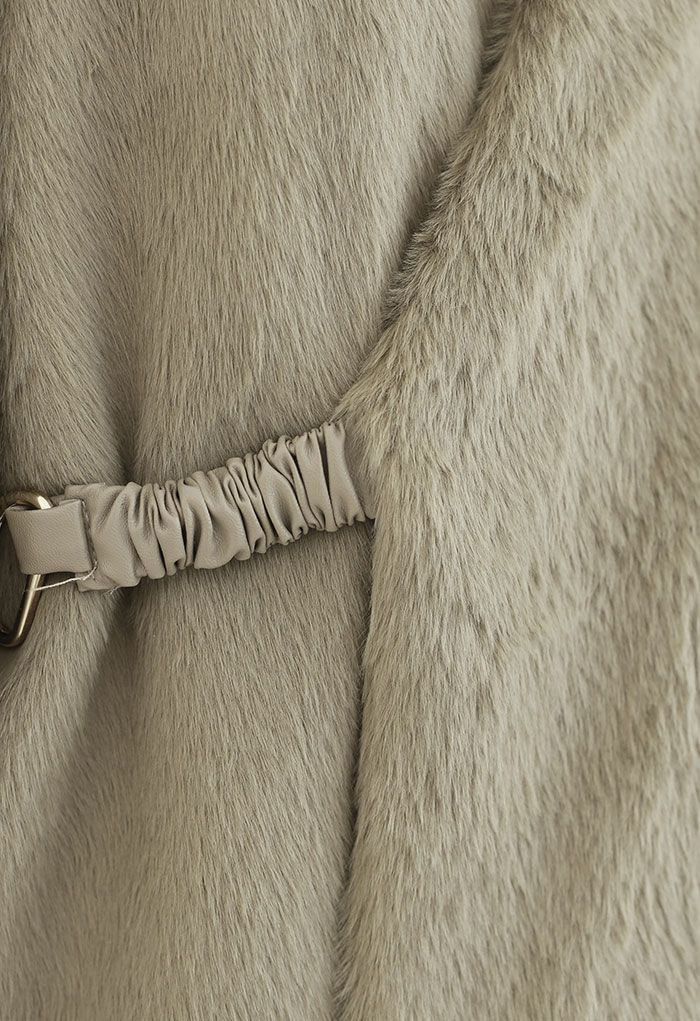 Manteau portefeuille en fausse fourrure avec boucle métallique en camel