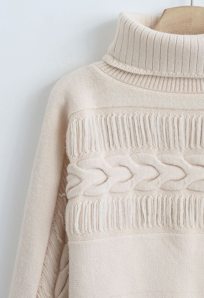 Pull en tricot à col roulé avec détails frangés en crème